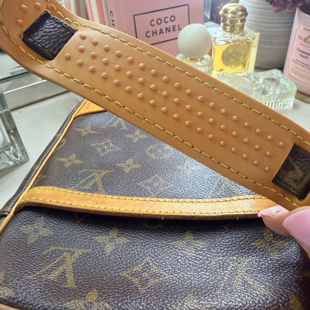 Louis Vuitton Danube crossbody Monogram Messenger Bag - Brown/Tan Leather Trim - Picture 6 of 16